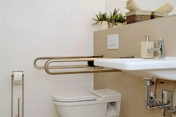 Barrierefreies Badezimmer mit Haltegriffen